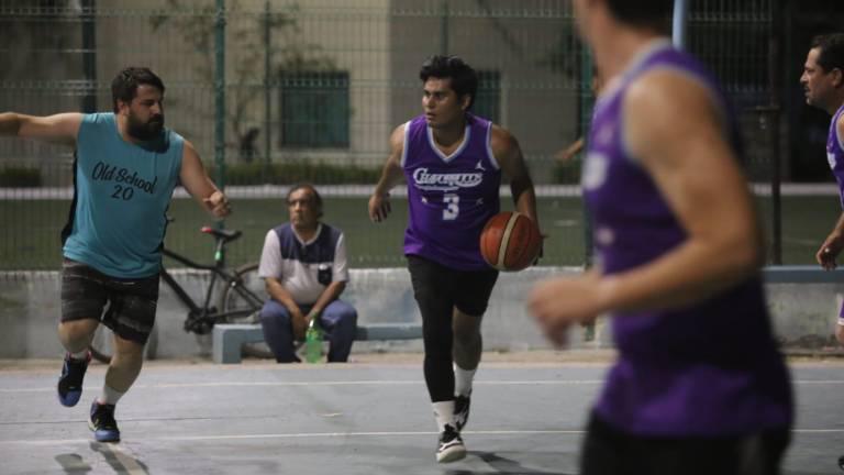 La cancha del Infonavit Playas es sede de los encuentros del Torneo Veteranos de baloncesto.
