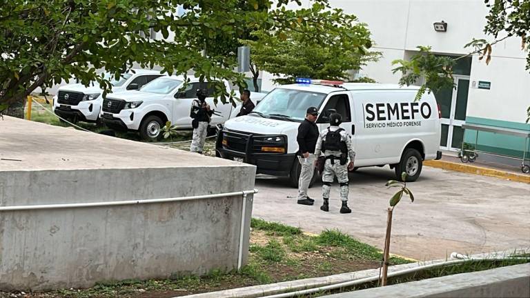 Elementos de la Guardia Nacional resguardan el cuerpo de un civil que falleció al ser atendido después de un enfrentamiento armado en El Tamarindo.