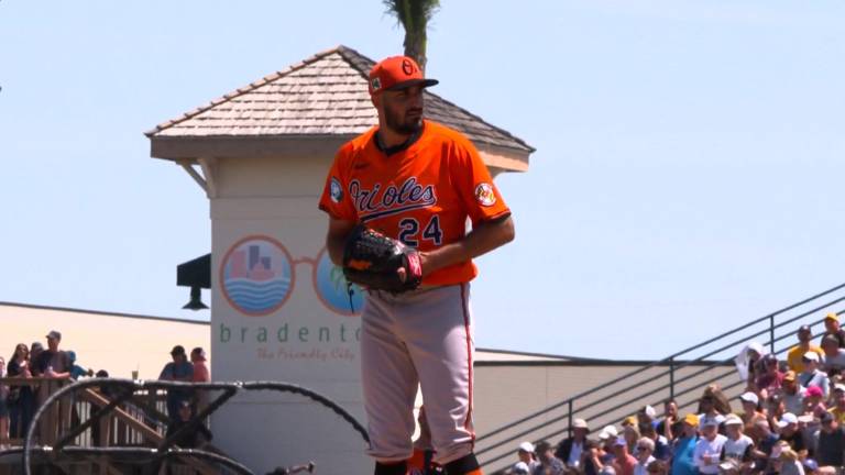 Zach Eflin cuelga tres ceros.