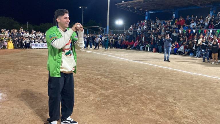 Marco Verde lanza la primera bola en la ceremonia inaugural.