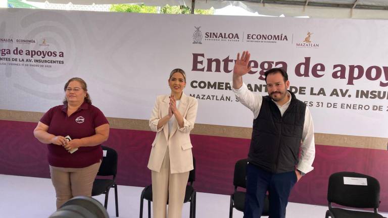 Entrega de apoyos a comerciantes de la Avenida Insurgentes en Mazatlán.