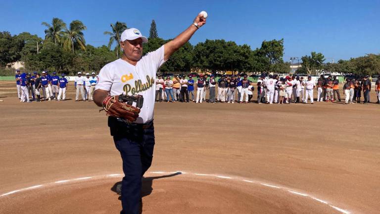 Uno de los homenajeados al momento de realizar el primer lanzamiento.
