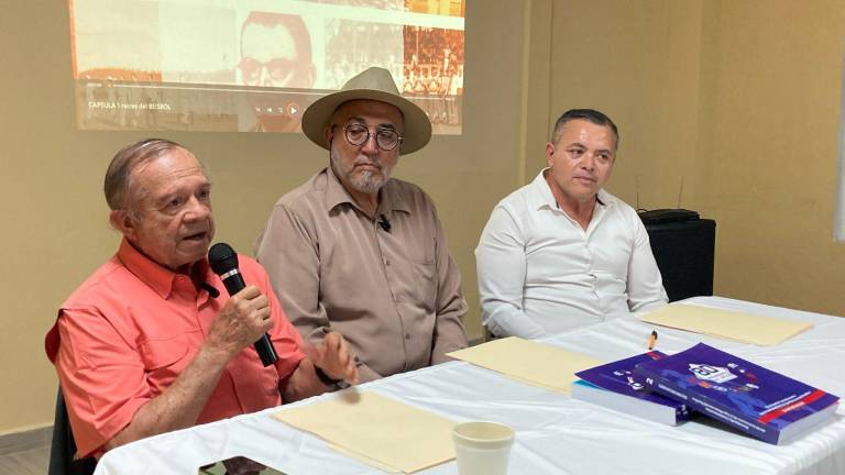 Guillermo Gastélum Duarte (centro) presenta la nueva edición de su obra.