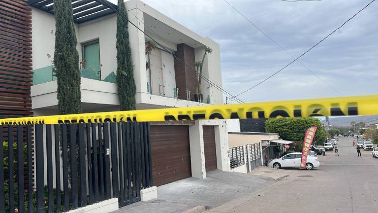 Por lo menos tres domicilios ubicados sobre la calle Adolfo Ruiz Cortines, de la colonia Lázaro Cárdenas, fueron atacados a balazos.
