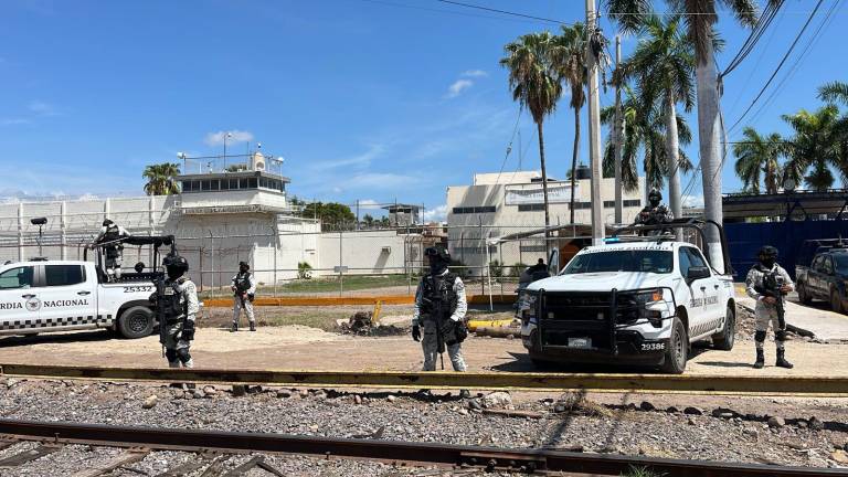 Dos de los tres internos que resultaron heridos tras la riña en el penal de Culiacán fueron identificados; presentan golpes por contusiones.