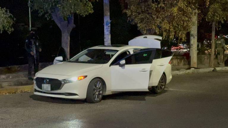 Civiles armados dejaron un auto con impactos de bala y robaron otro para huir; el Ejército y la Fiscalía acudieron al sitio para iniciar las investigaciones.