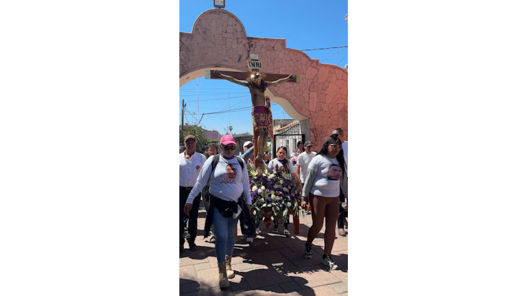 Un Cristo crucificado encabezó la procesión que recorrió las calles de Teuchitlán hasta la Parroquia del Señor de la Ascensión.