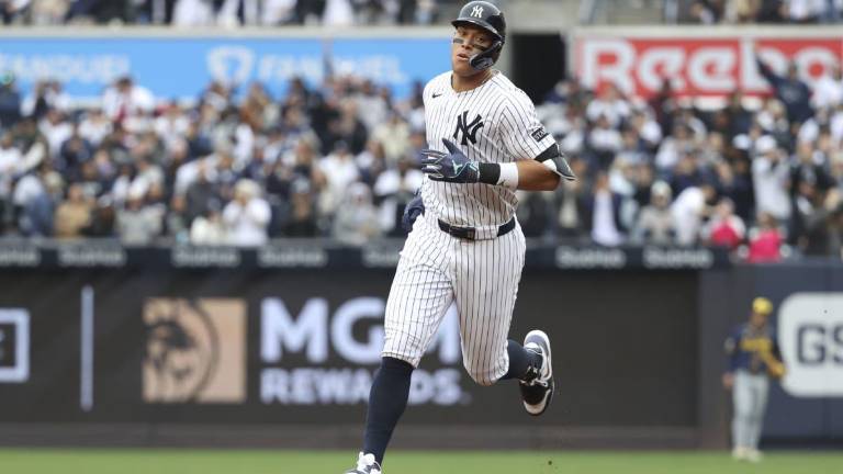 Aaron Judge pega su cuarto jonrón de la campaña.