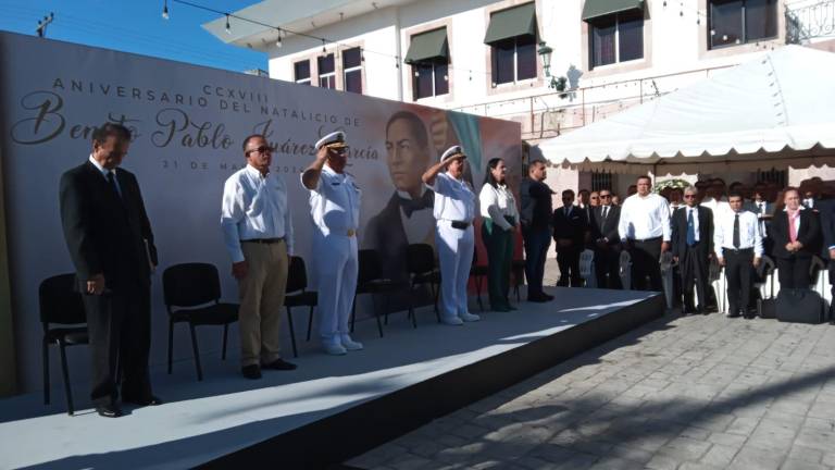 Ceremonia por el aniversario del natalicio de Benito Juárez.