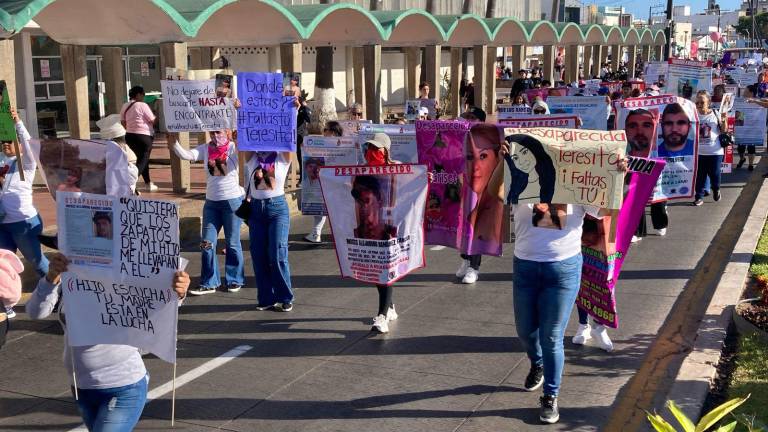 Mujeres marchan por Avenida del Mar en conmemoración al Día Internacional de la Mujer.