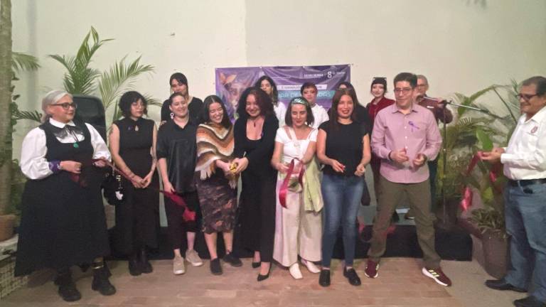 Las artistas durante la inauguración de la exposición.