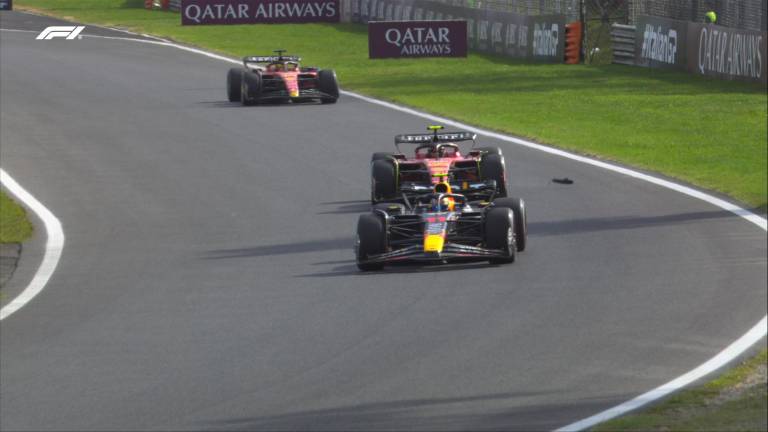 Sergio “Checo” Pérez rebasa a Carlos Sainz.