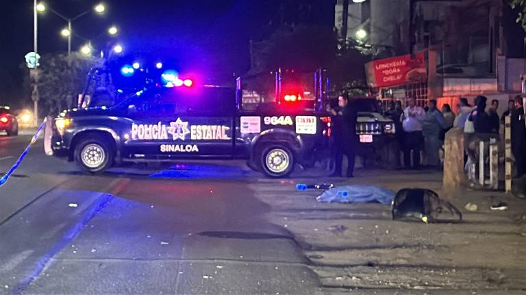 El cuerpo del ciclista quedó a un lado del pavimento, donde peritos y policías acordonaron la zona para realizar las diligenciasn de ley.