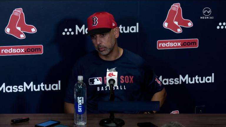 El mánager Alex Cora recibirá la reincorporación de elementos claves en sus rósters.