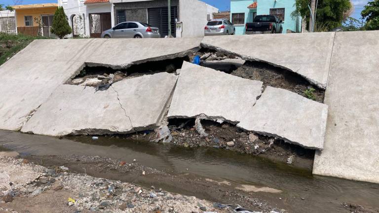 El daño más evidente es un socavón que, según señalan, con la presencia de más lluvias este podría crecer y dañar el resto de la construcción.