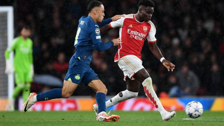 Arsenal golea por 4-0 al PSV.