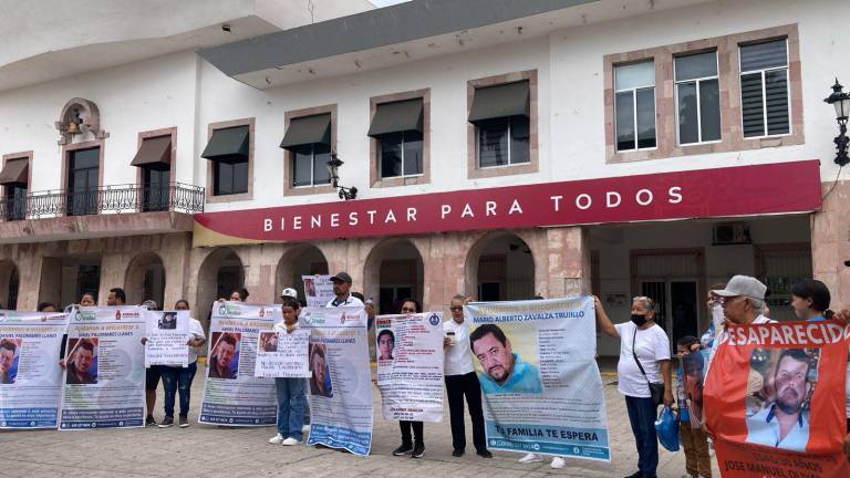 Protesta de familiares de personas desaparecidas en Mazatlán frente al Palacio Municipal.