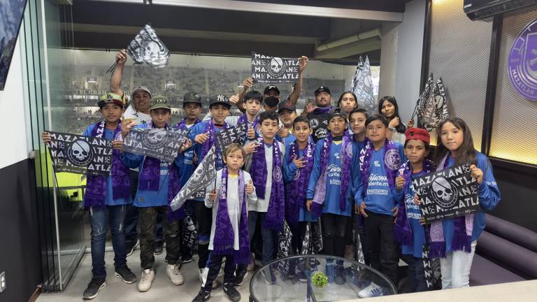 Los jóvenes futbolistas de la colonia Casa Redonda en la suite presidencial del Kraken.
