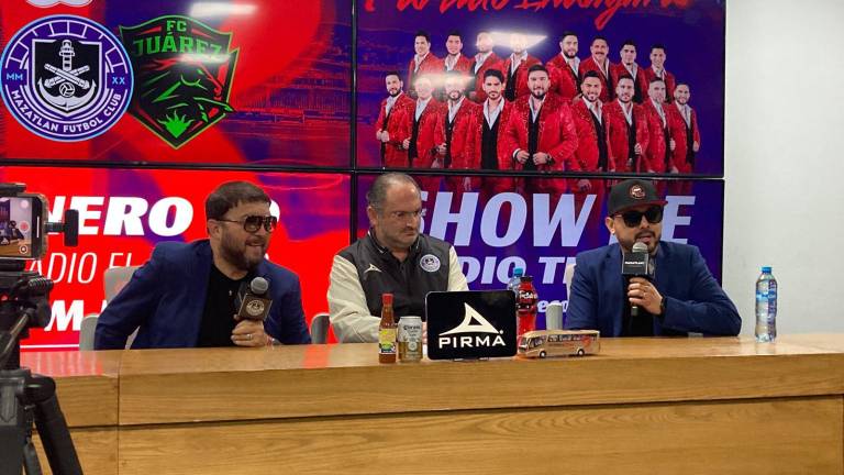 Poncho Lizárraga y Giovanni Mondragón, líder y vocalista de la agrupación, respectivamente, junto a Mauricio Lanz, director general de Mazatlán FC, dieron a conocer los pormenores del show de medio tiempo que se efectuará en el encuentro de futbol entre Mazatlán y Juárez.