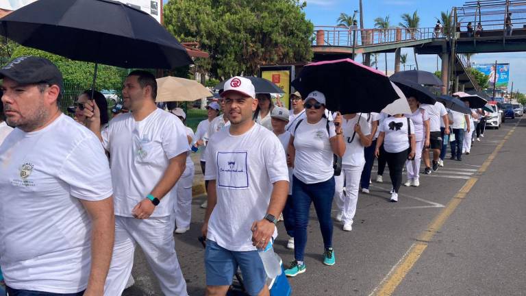 Trabajadores del IMSS marcha en Mazatlán para demandar mejores condiciones para su jubilación.