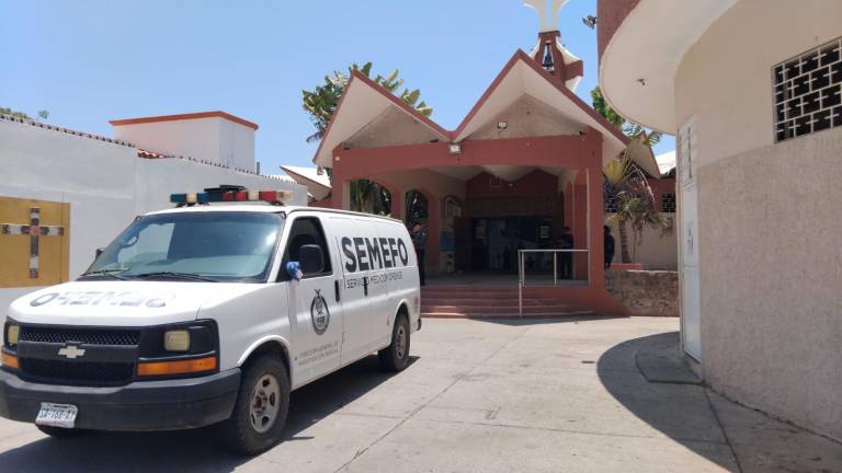 Autoridades llegan a la Parroquia María del Mar, en Playa Sur, donde encontraron un feto.