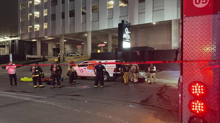 Elementos de Bomberos y Protección Civil ingresaron con equipo especializado para encapsular el químico en la plaza comercial.