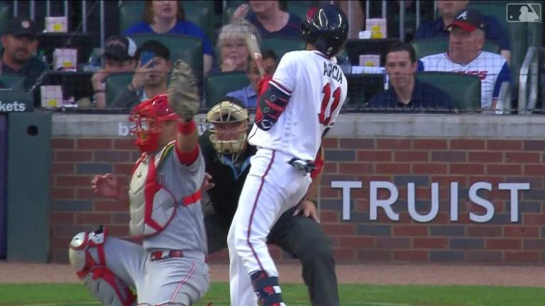 Orlando Arcia sale del juego en la segunda entrada.