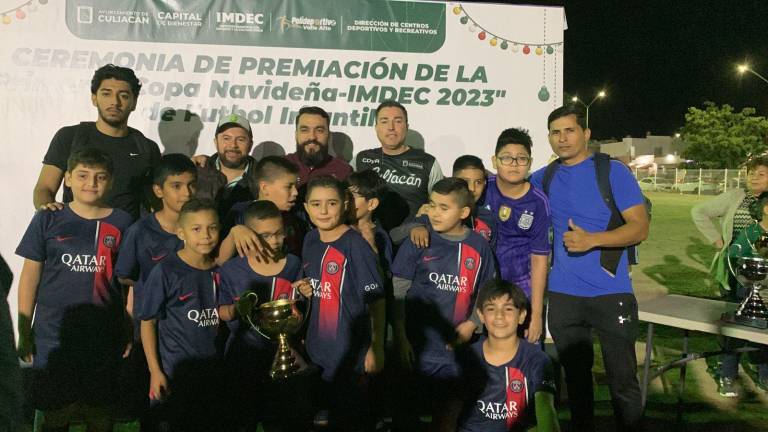 Los equipos reciben su premiación.