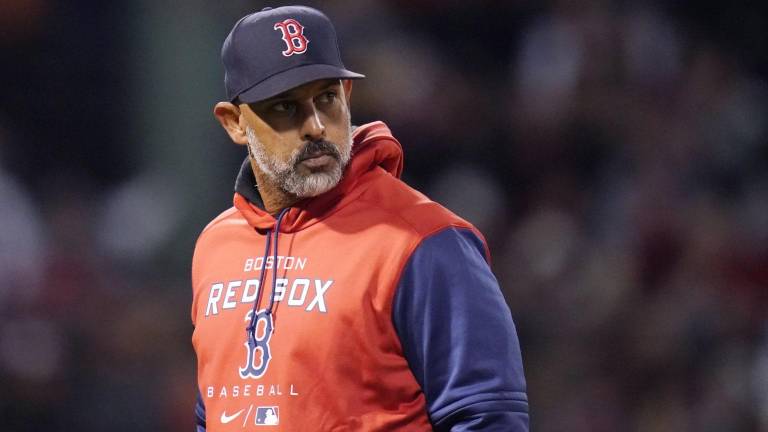 Alex Cora presenta síntomas leves.