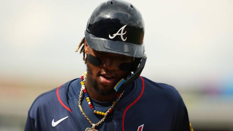 Ronald Acuña Jr. presentó molestias en la rodilla derecha.