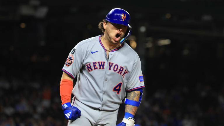 Francisco Álvarez celebra el jonrón que le dio un valioso triunfo a los Mets en Chicago.