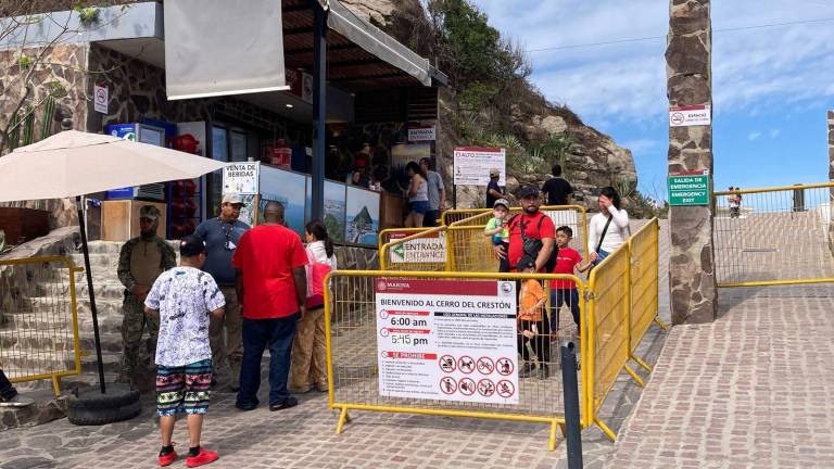 Ciudadanos de Mazatlán y algunos turistas visitaron el Faro este domingo, para disfrutar de las vistas y actividades en el Cerro del Crestón.
