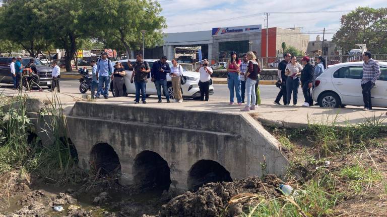 Supervisión de limpieza de canales pluviales en la colonia Jaripillo, en Mazatlán.