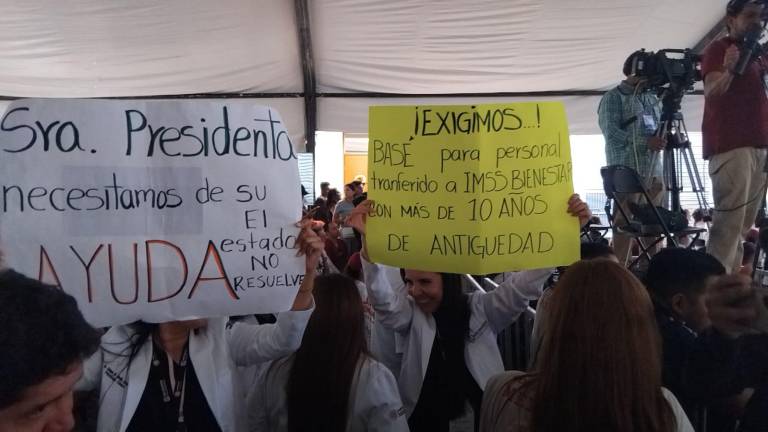 Los trabajadores se manifestaron durante la visita de la Presidenta de México.