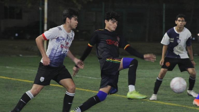 Intensas acciones se observan en la Juvenil C de futbol, en Mazatlán.