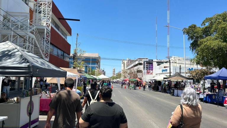 La avenida Álvaro Obregón de Culiacán se llenó de puestos que buscan recuperar la economía local.