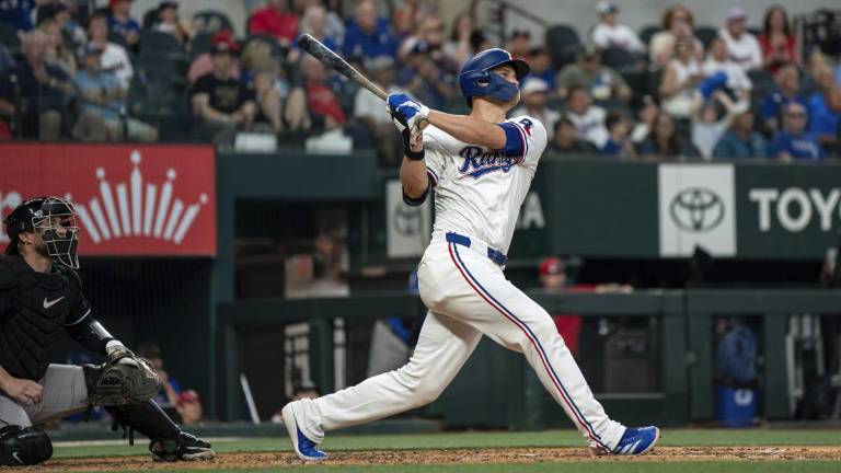 Corey Seager remolca dos con jonrón.