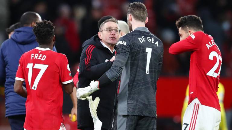 Ralf Rangnick felicita a sus jugadores.
