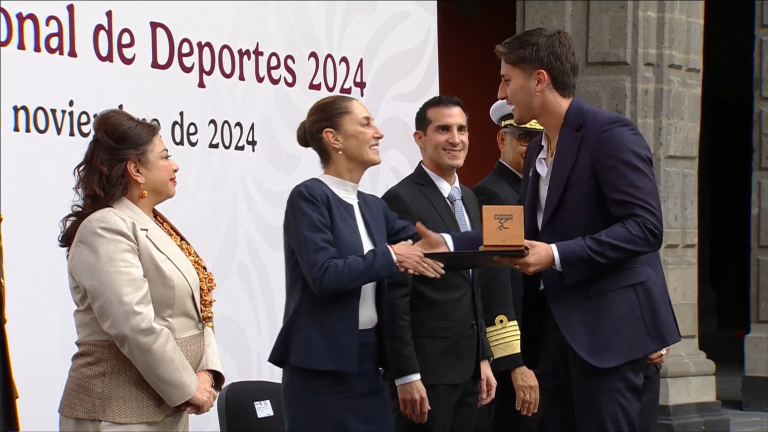 Marco Verde recibe su premio.