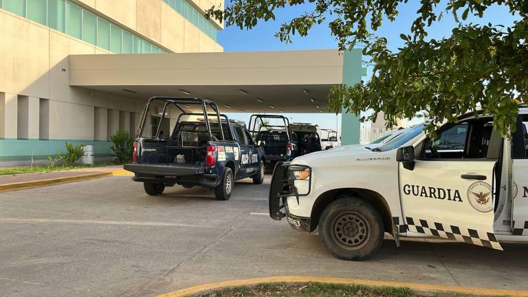 Se reporta el ingreso de un hombre a un hospital tras resultar herido por una bala perdida y también la detención de civiles.