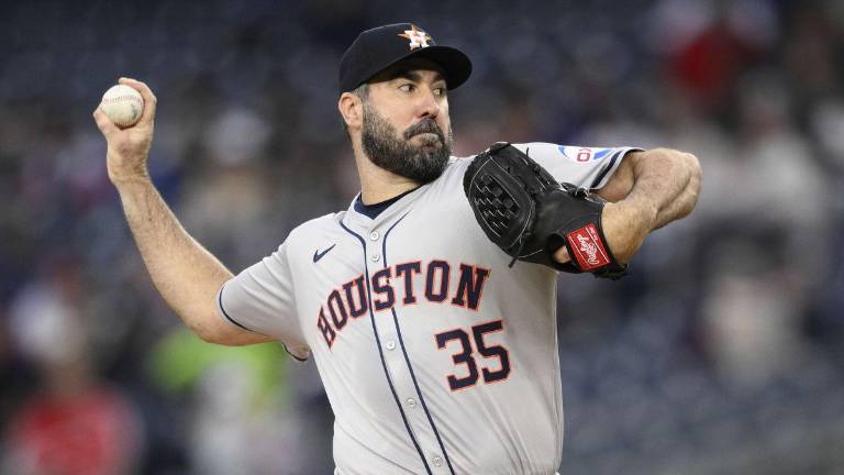 Justin Verlander lanza para seis entradas con cuatro hits admitidos.