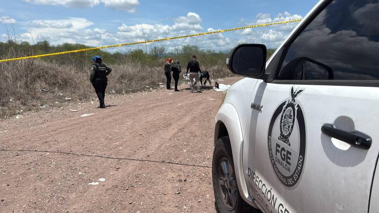Autoridades acordonaron la zona del Basurón en Culiacán tras el hallazgo de un cuerpo carbonizado, que fue trasladado al Semefo para su identificación.
