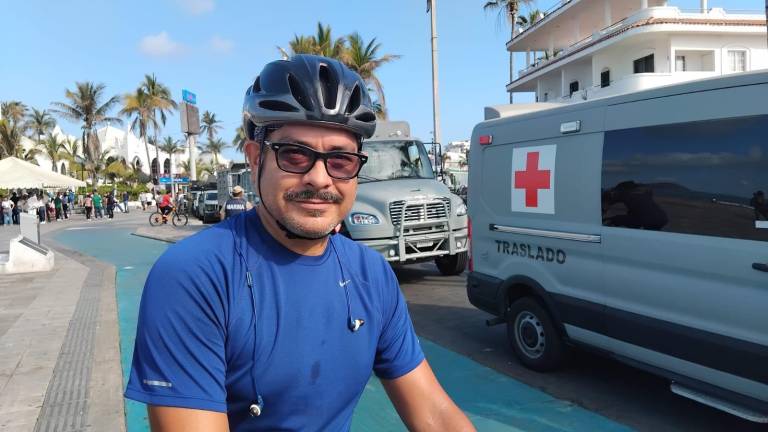 Usuarios de la ciclovía en el malecón de Mazatlán piden regular el tránsito de scooter y bicicletas eléctricas en ese espacio para ciclistas.