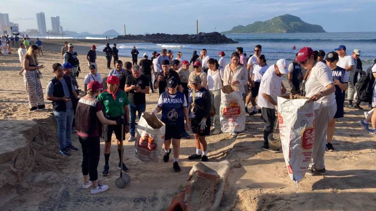 La Alcaldesa Estrella Palacios participó en la limpieza de playas en la Zona Dorada.
