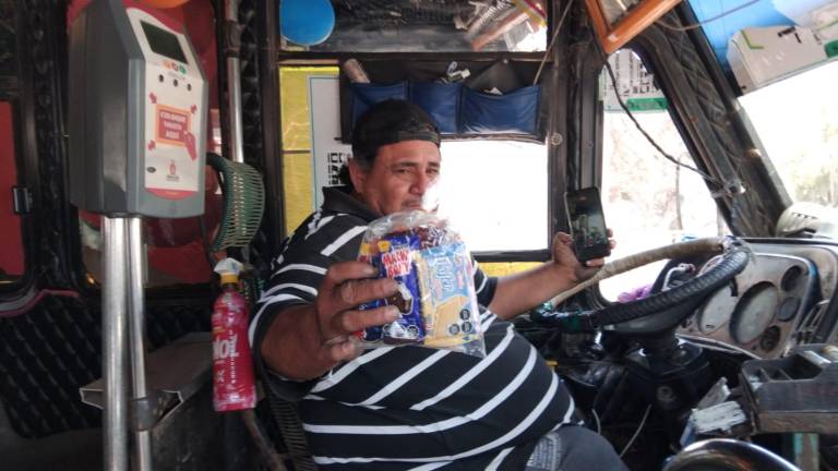 El chofer del transporte urbano de Mazatlán, Antonio Ortega, decide celebrar a niñas y niños.