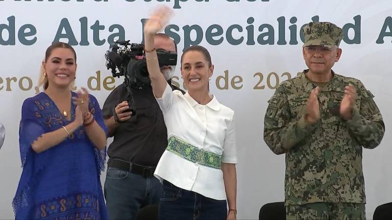 La mandataria destacó que el hospital cuenta con ocho quirófanos totalmente equipados, además de las especialidades y lo calificó como “una maravilla”.