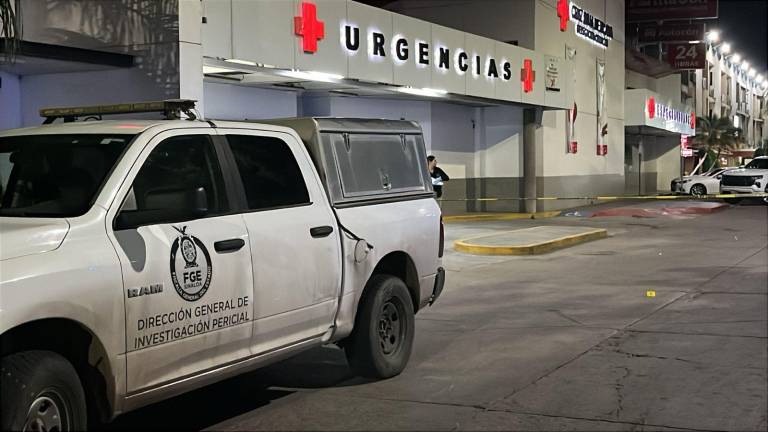 Un hombre sin vida fue dejado la noche del domingo frente a la Cruz Roja de Culiacán; se desconoce su identidad y la causa oficial del fallecimiento.