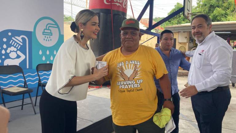 La entrega se realizó en la Primaria Democracia de Urías, encabezada por la Alcaldesa Estrella Palacios Domínguez.