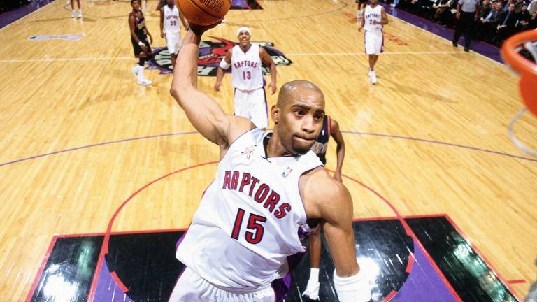 Vince Carter se encuentra entre los 13 nuevos miembros incluidos en el Salón de la Fama del Baloncesto Naismith para 2024.