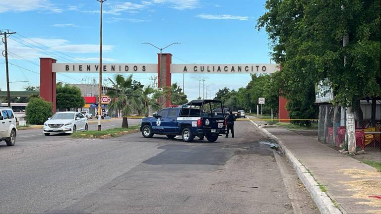 En arco de la entrada a la sindicatura de Culiacancito, fue encontrado el cuerpo de una mujer asesinada.